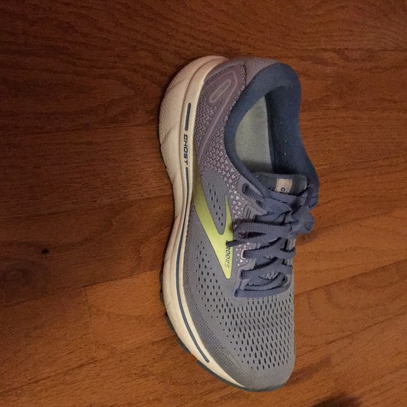 Brooks tennis shoes - Picture 8 of 11